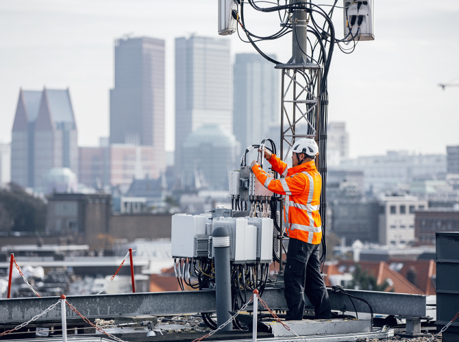 Bouwmedewerker op toren